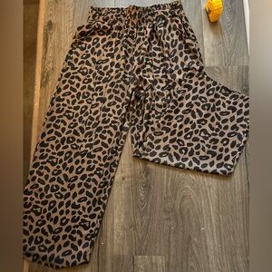 WoMeNs 🐆 printed pants!!